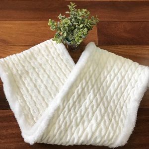 Women’s Circle Knit Cowl Thick White Scarf 🎀